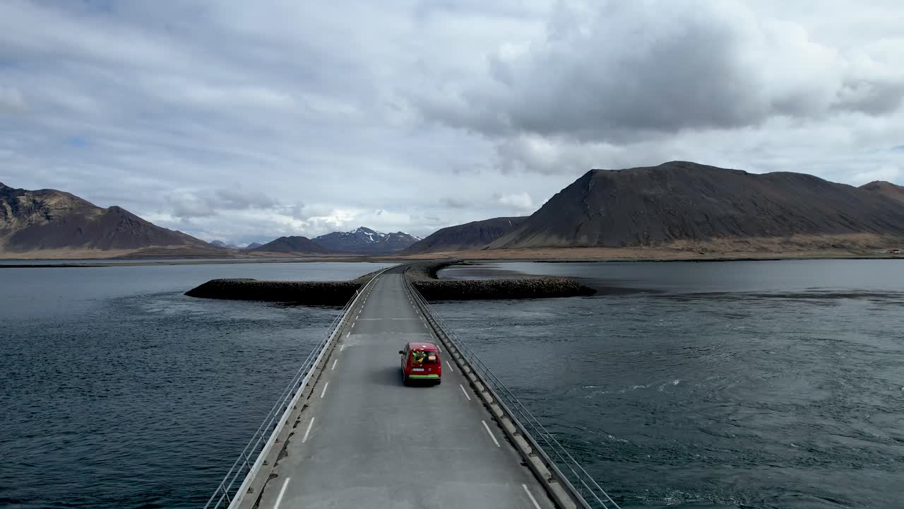 아이슬란드에서 칼 모양의 다리를 운전하는 빨간 자동차
