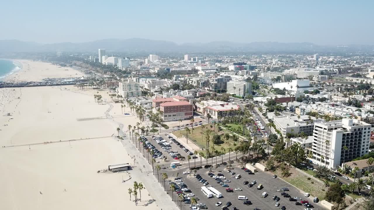 로스 앤젤레스 파노라마 교외 상승 풀백 해변 스카이 라인 위의 경치 좋은 공중