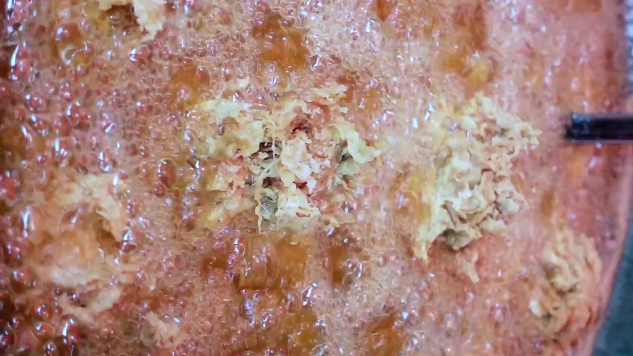 Sprøde kyllingestykker friteres i varm olie