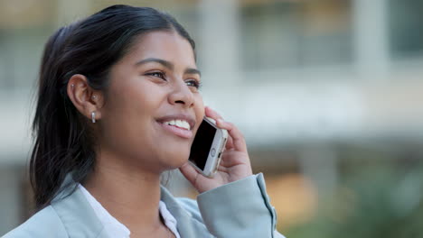 mujer de negocios feliz hablando por teléfono