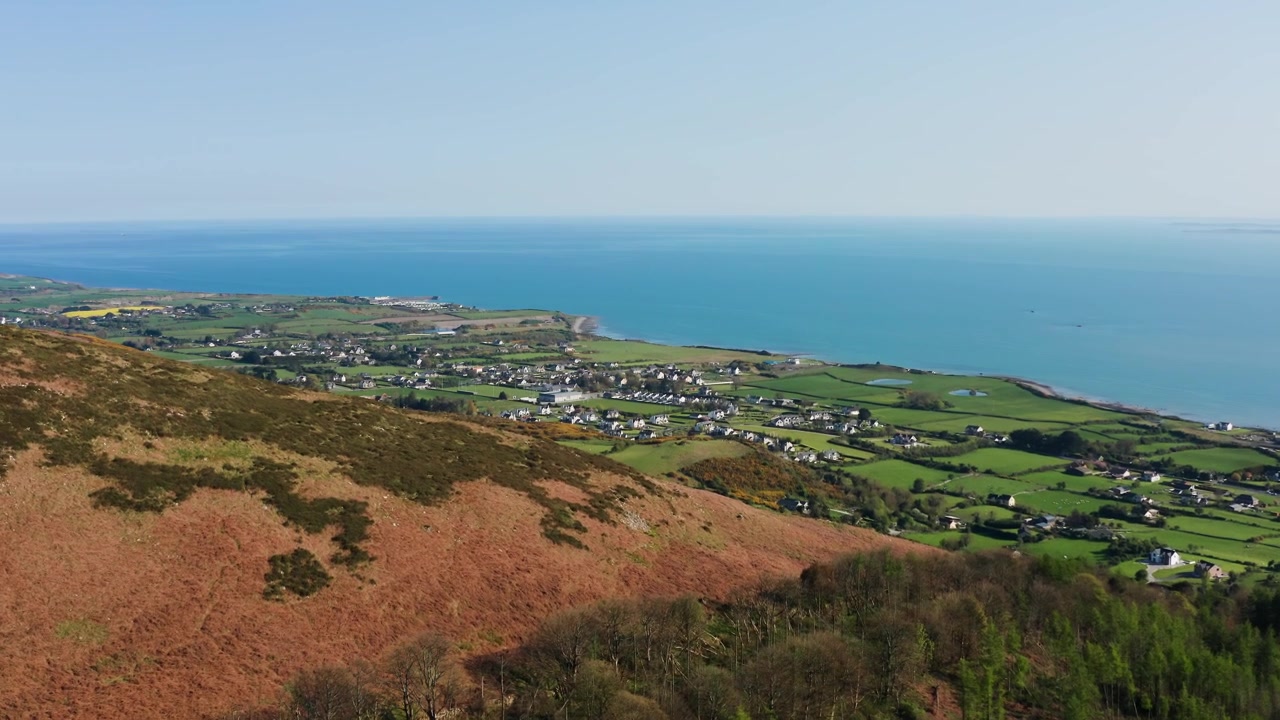 Vista Aérea do Trilho Circular de Annaloughan e Litoral de Gyles Quay num Dia Ensolarado