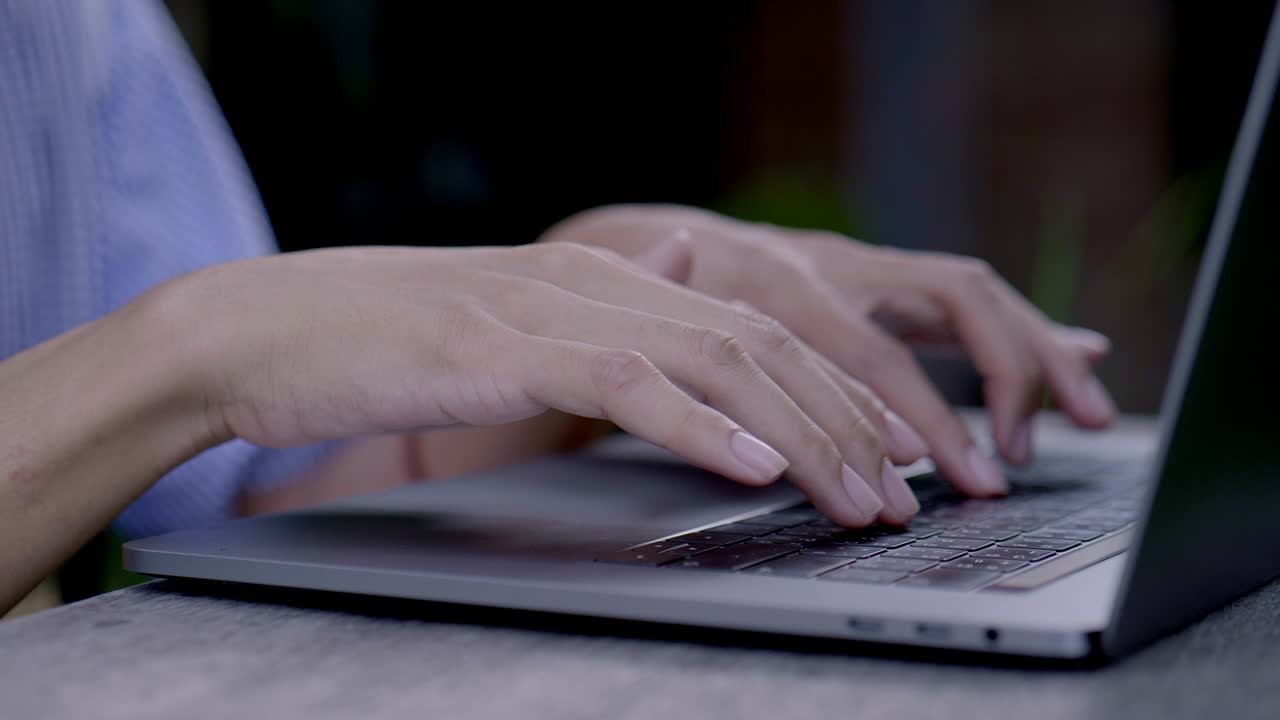 el hombre usa el teclado de la computadora portátil