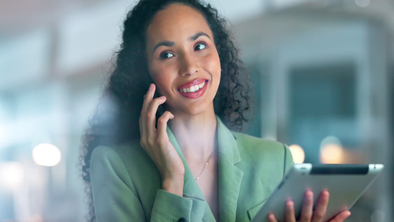 Chamada telefônica, tablet e uma empresária negra