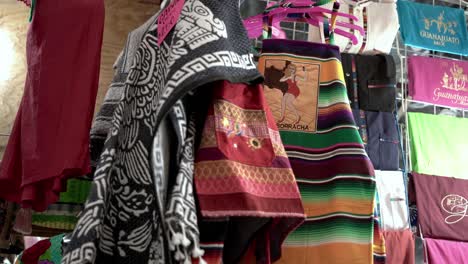 ropa tradicional mexicana a la venta en la tienda