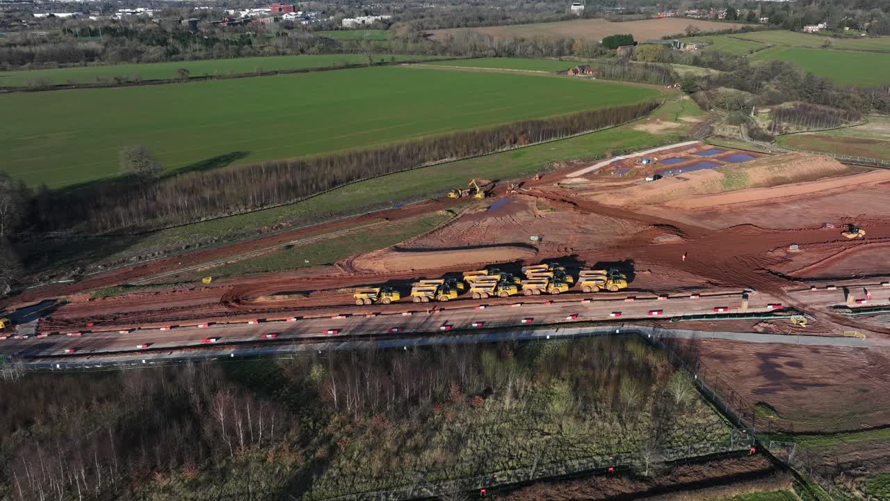 timelapse, maquinaria de planta pesada trabajando en la construcción de ferrocarriles de alta velocidad vista aérea de coventry invierno hs2 reino unido