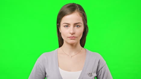 la joven y bonita sonríe.