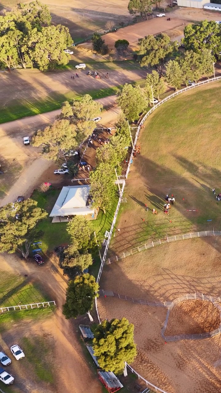 Tomada aérea de drone de uma arena de rodeio rural e piquetes para cavalos em Coonabarabran, Austrália