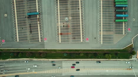 revelando un estacionamiento de remolques de contenedores, mostrando una densa disposición de unidades de carga, indicativa de la bulliciosa logística y el comercio global