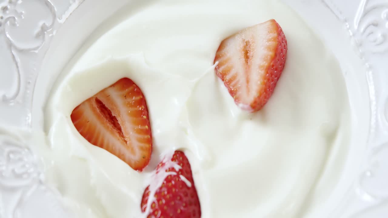 Morangos caindo em chantilly