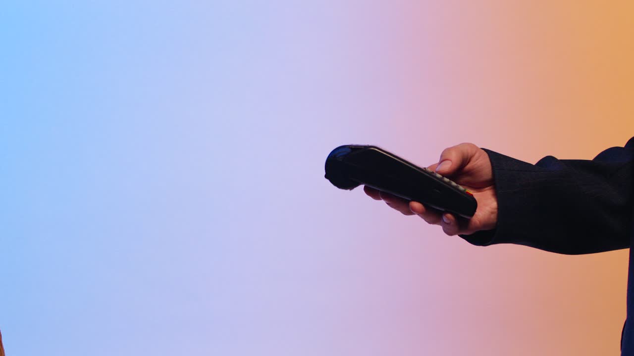 신용카드 지불을 하는 사람