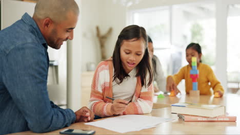 ayuda con la tarea, padre e hijo en la cocina con notas