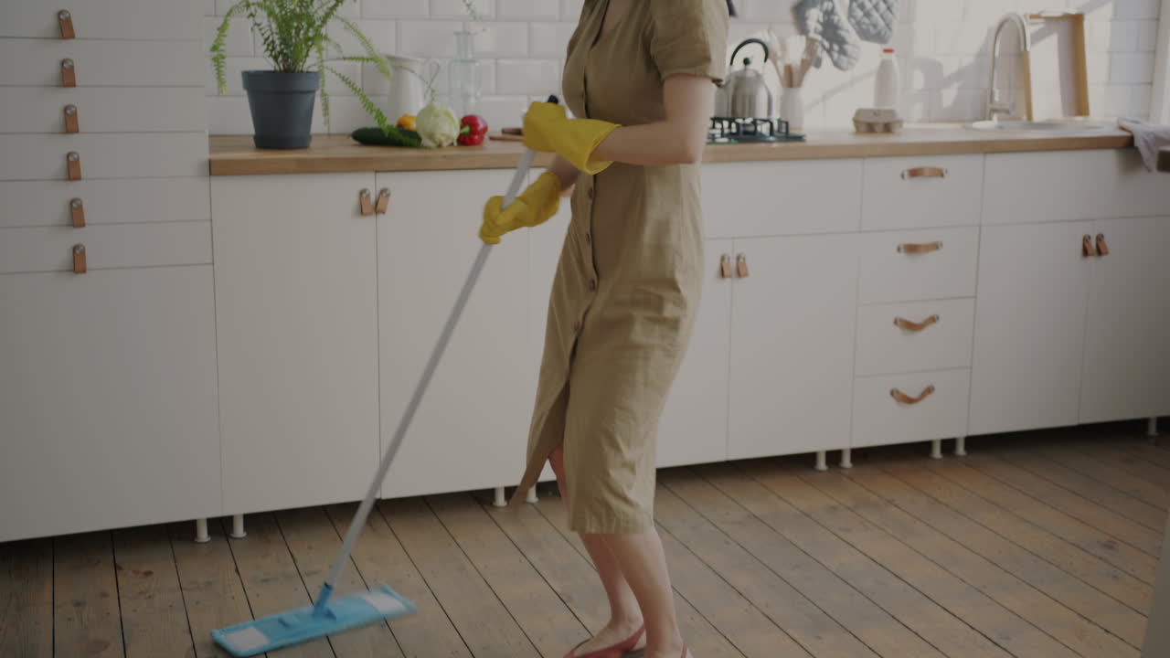 부 바닥 을 청소 하는 여자