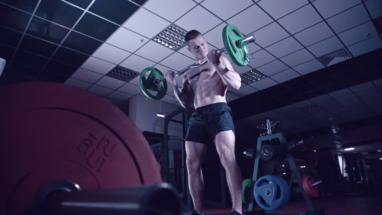 Uomo che fa sollevamento pesi in palestra