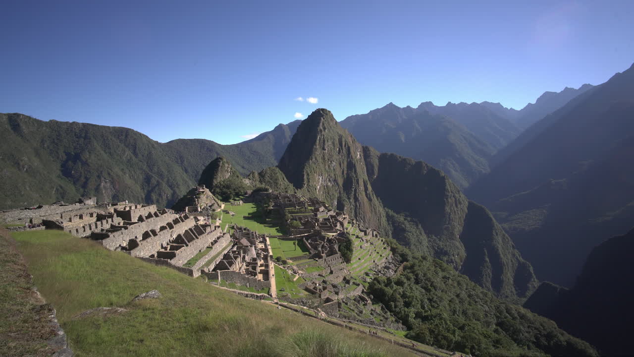 machu picchu, una antigua ciudadela inca, situada en medio de los majestuosos andes