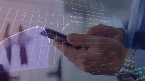 procesamiento de datos del mercado de valores contra la sección media de un hombre de negocios que usa un teléfono inteligente
