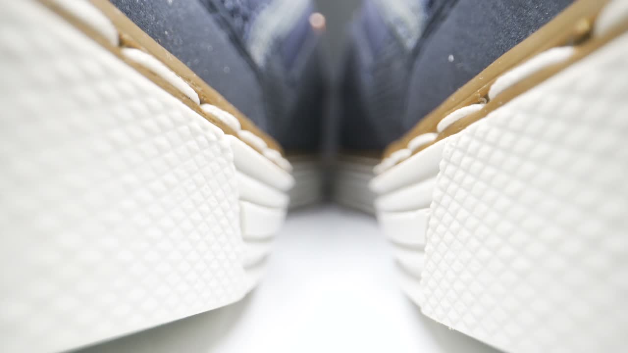 신발의 색 두꺼운 발바닥의 더 가까운 모습