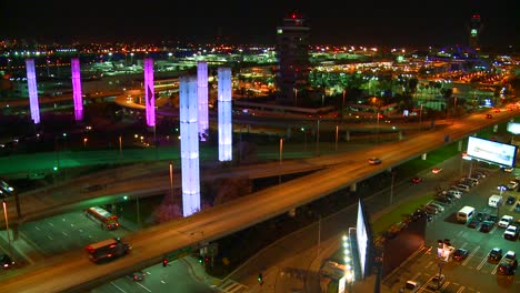 Ein-Überblick-über-Den-Internationalen-Flughafen-Von-Los-Angeles-In-Der-Abenddämmerung-Mit-Ankommendem-Verkehr-3