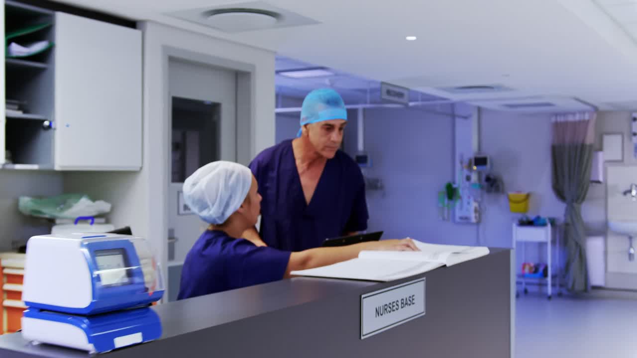 equipo médico discutiendo sobre el informe 4k