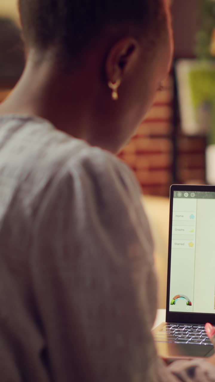 Vertical Teleworker researching online data