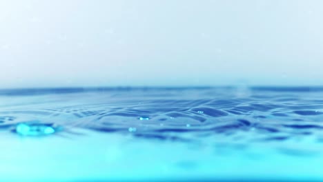 la superficie del agua limpia en cámara lenta llena la pantalla con agua salpicando la gota de agua y la superficie líquida ondeando con una burbuja de aire