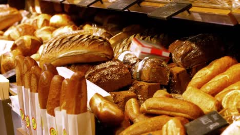 Nahaufnahme-Von-Regalen-Mit-Brot