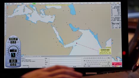 El-Capitán-Planea-Una-Ruta-En-El-Sistema-ECDI-A-Través-Del-Océano-Índico-Y-El-Mar-Rojo-Hasta-Suez,-Pasando-Por-Yemen