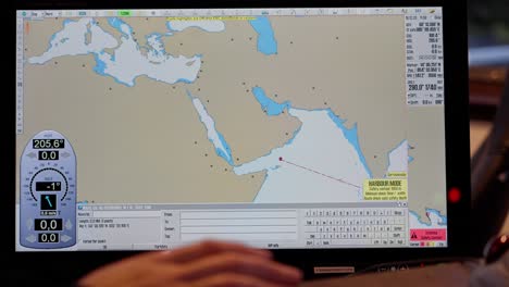 el capitán planea una ruta en el sistema ecdis a través del océano índico, el mar rojo a suez, más allá de yemen.