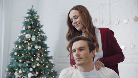Nahaufnahme-Einer-Flirtenden-Ehefrau,-Die-Ihren-Ehemann-In-Einem-Weihnachtlich-Geschmückten-Zimmer-Massiert