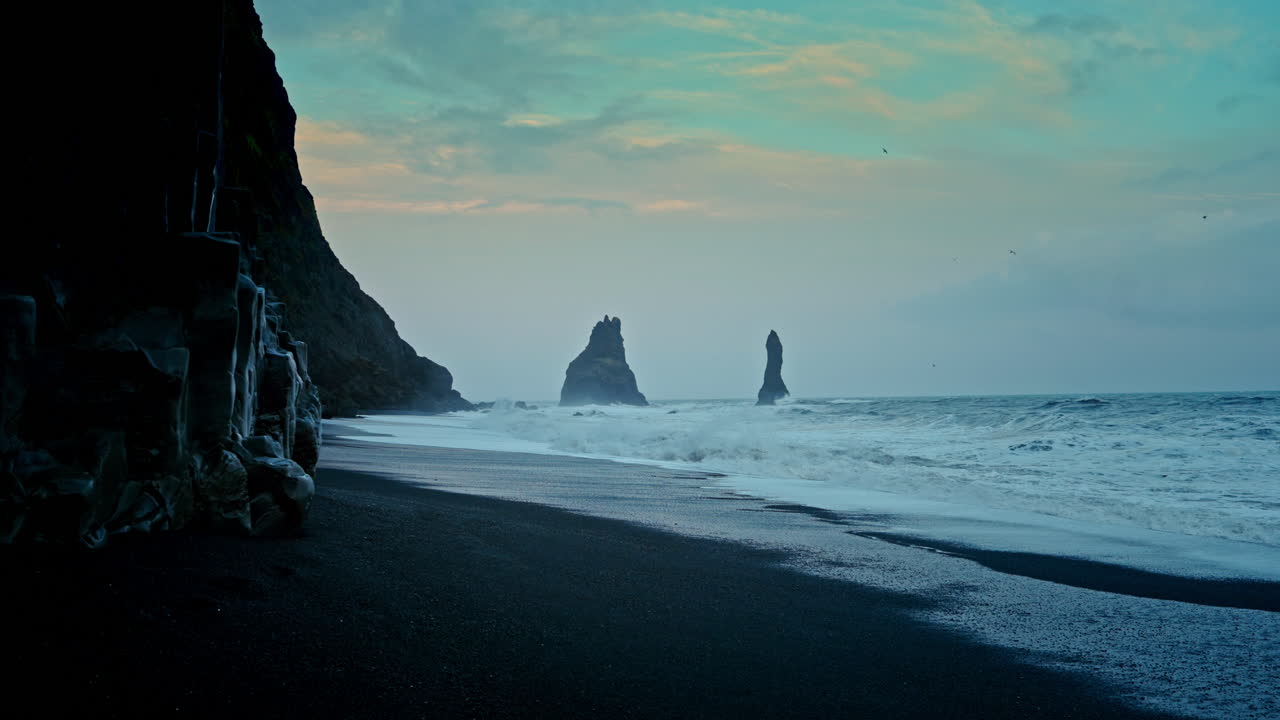 vista panorámica de la playa de reynisfjara cerca de vik en islandia
