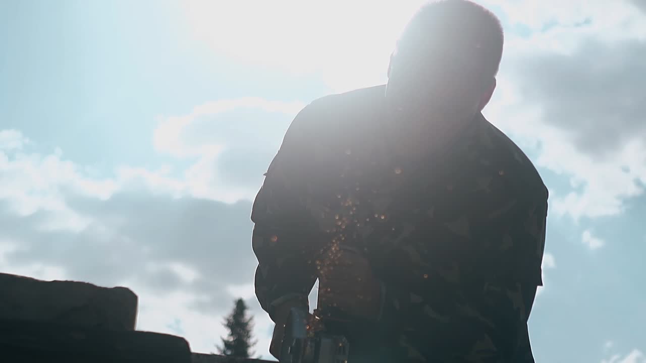 디스크 사와 함께  ⁇ 을 자르는 사람의 느린 움직임의 실루 ⁇