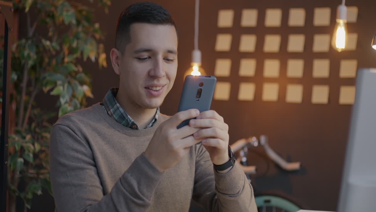 사무실에서 스마트폰을 사용하는 남자