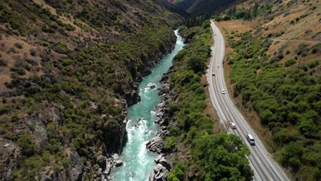 hermosa vista de avión no tripulado de la carretera escénica en nueva zelanda