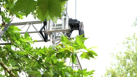 equipo escénico y iluminación en un concierto al aire libre en kunfeherto, hungría