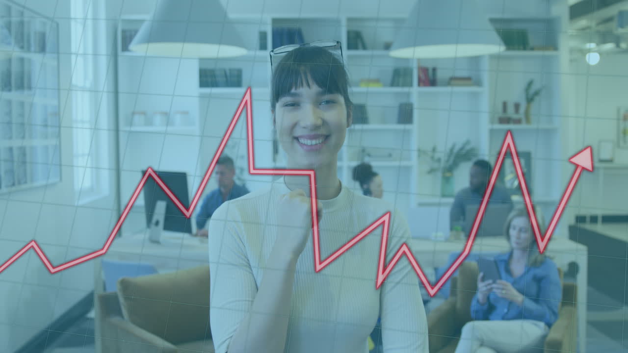 사무실에 서 있는 미소 짓는 두 인종 여성 위에 조명 그래프의 애니메이션