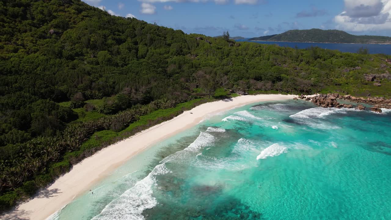 fotos aéreas de la paradisíaca playa de petite anse en las seychelles