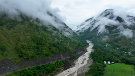 Vista-Aérea-De-Drones-Del-Río-Urubamba-Cruzando-La-Selva,-Cerca-De-Machu-Picchu-Pueblo,-Valle-Sagrado,-Región-Cusco,-Andes,-Perú,-Sudamérica