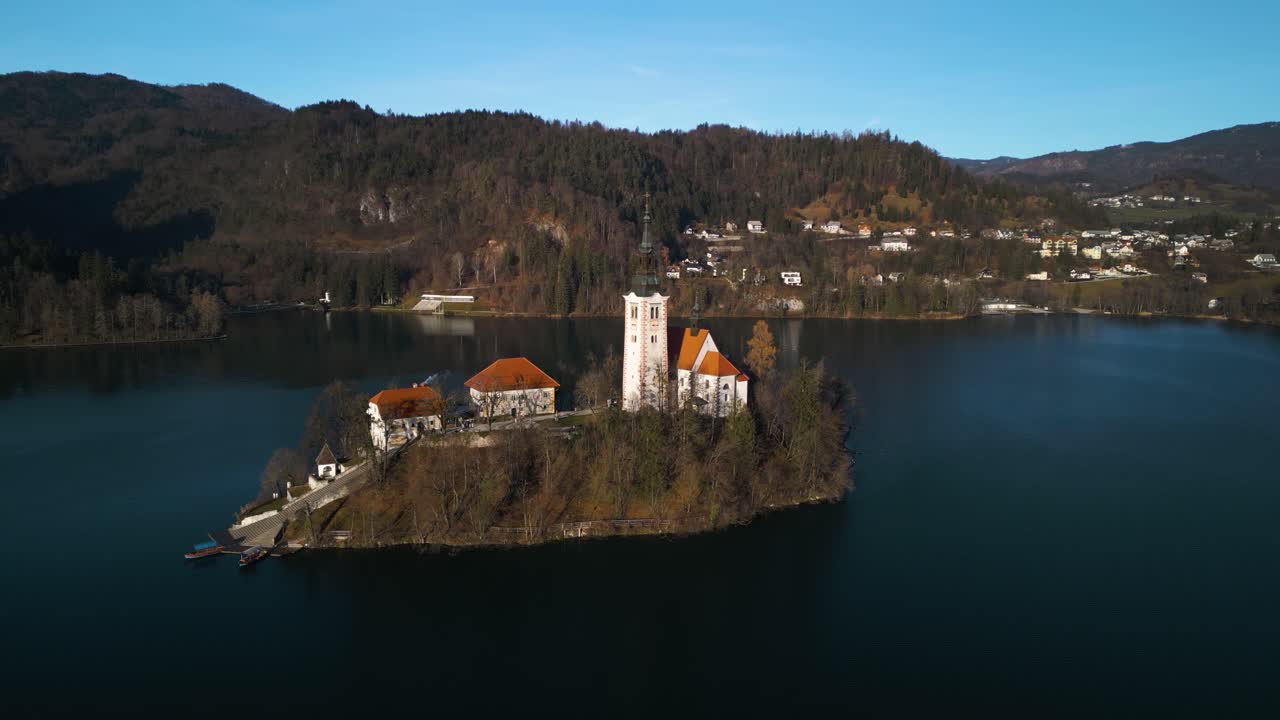 un avión no tripulado en órbita filmado sobre el lago bled, eslovenia