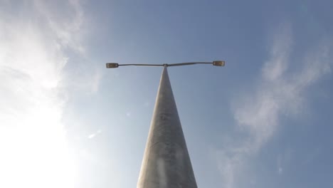 Straßenlaterne-Mit-Vorbeiziehenden-Wolken