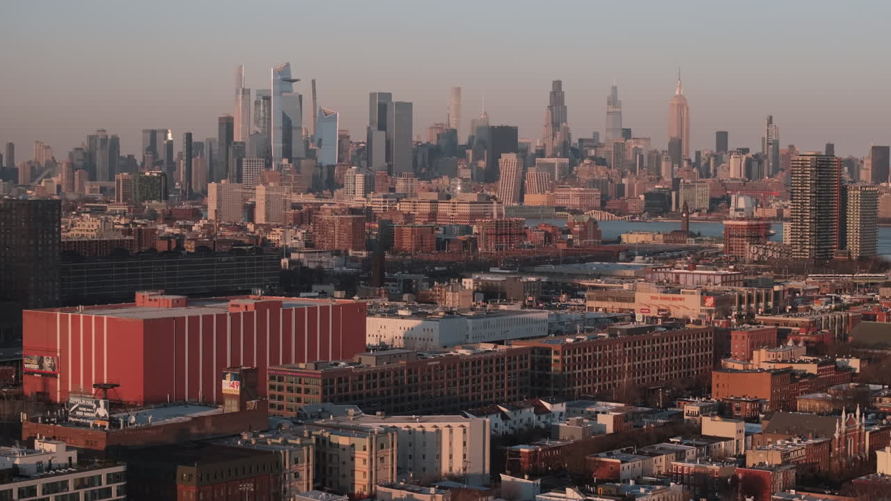 Luftfoto av Jersey City med Midtown Manhattan i bakgrunnen. Filmet i New Jersey ved solnedgang