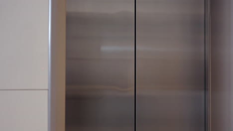 gente de negocios, ascensor en el lugar de trabajo