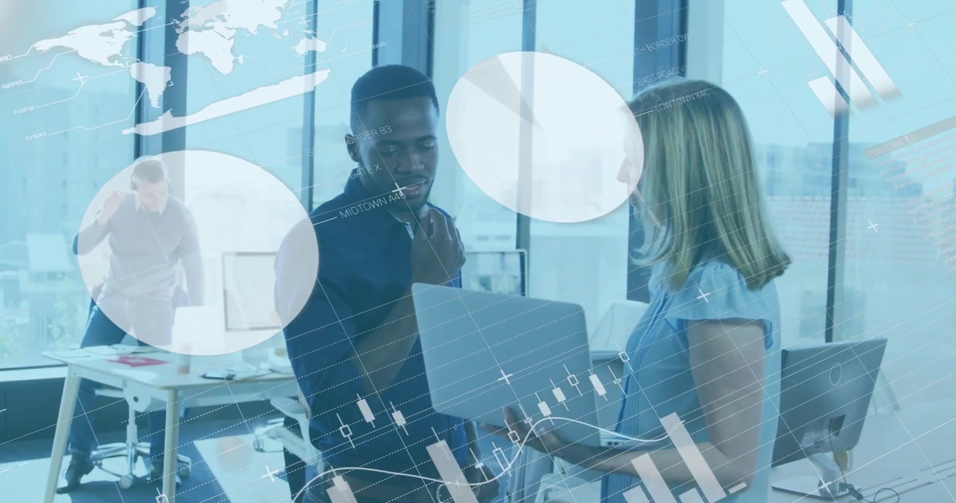 Animation du traitement des données financières pendant que divers collègues discutent de travail au bureau