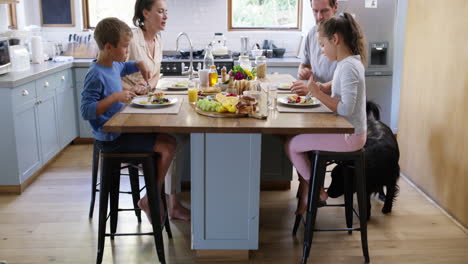 es importante para nosotros desayunar en familia.