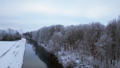 Winter-Schnee-Fluss-Holz-Wald-Bewölkter-Himmel-Deutschland