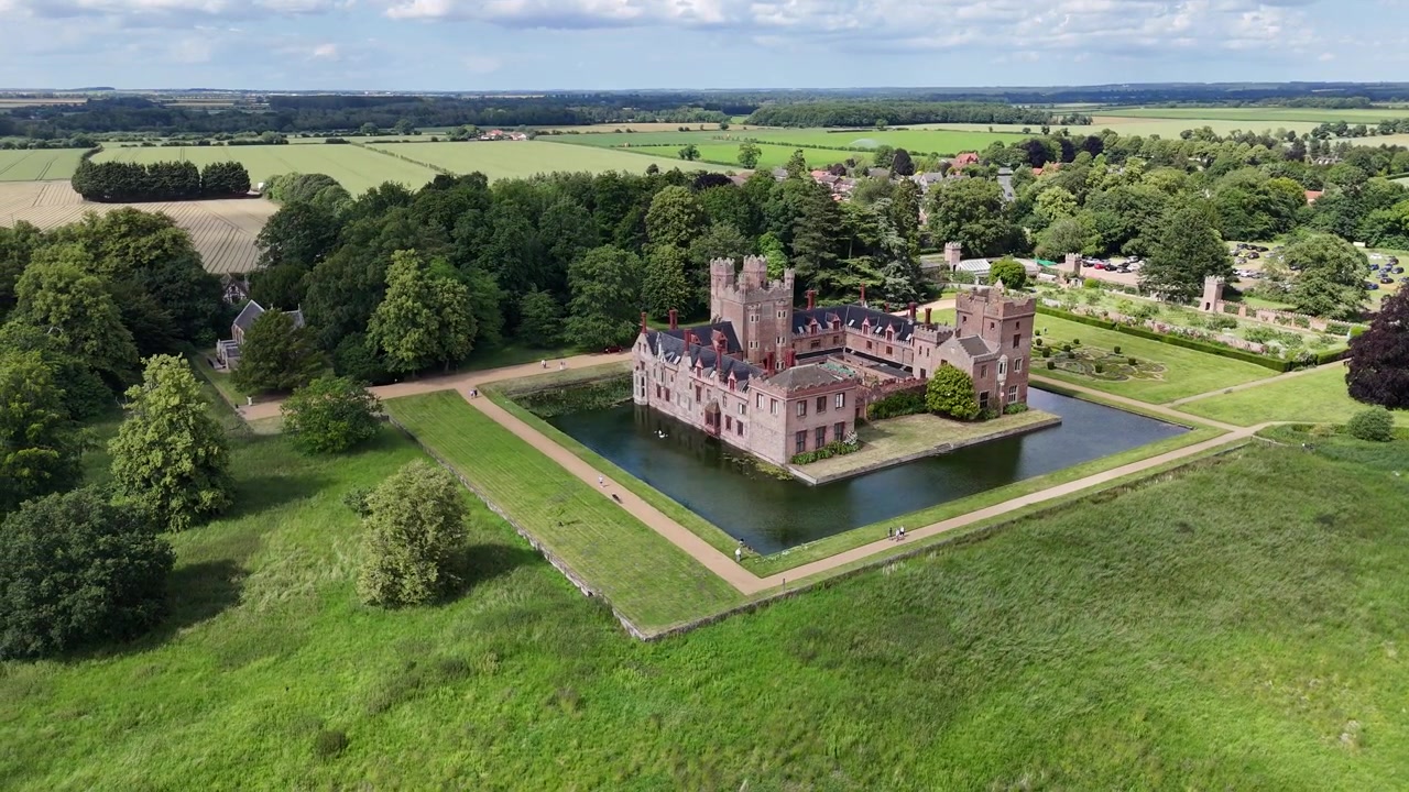 Oxburgh Estate voldgravet herregård Norfolk, Storbritannien. Panorerende drone luftfoto