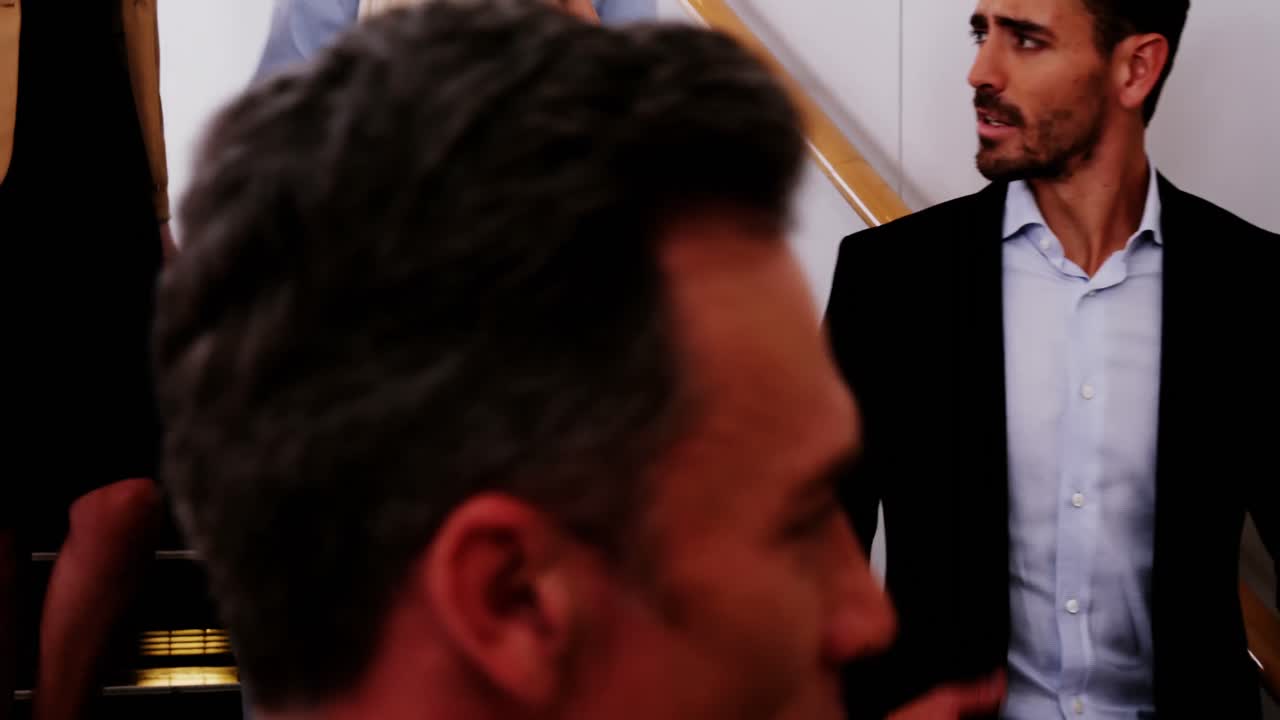 비즈니스 임원 들 이 계단 을 내려가고 있다