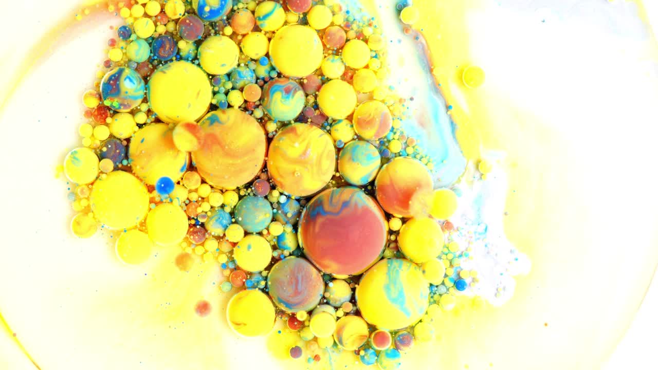 다채로운 페인트와 거품 추상적인 배경 4k 비디오