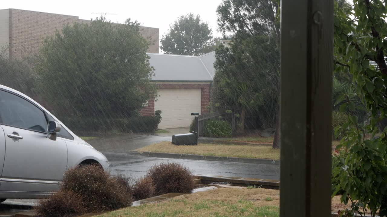 tormenta de granizo salvaje en una calle suburbana durante el final del verano