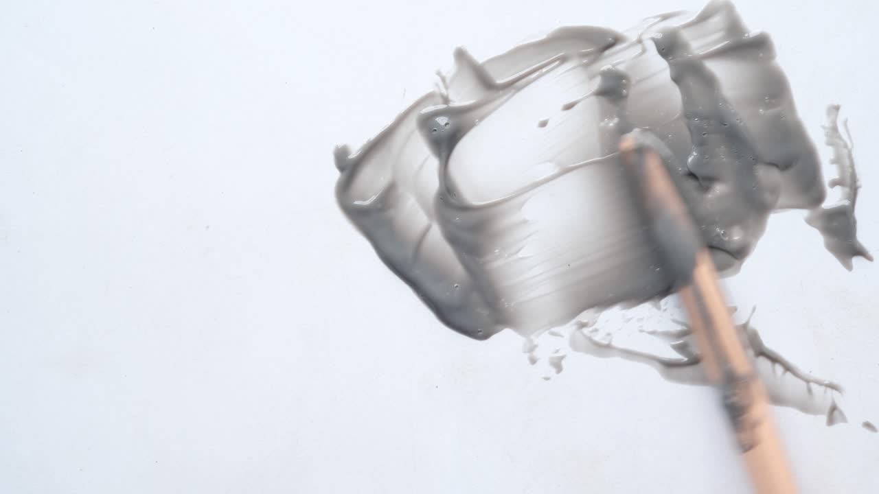 색 표면에 회색 페인트 스플래터