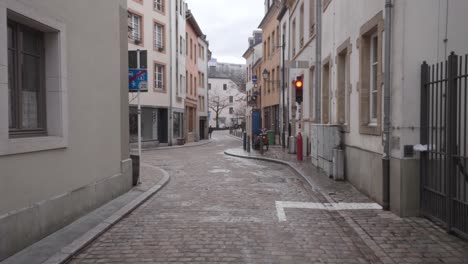 Caminando-Por-Las-Calles-Vacías-De-La-Ciudad-De-Luxemburgo-Durante-El-Bloqueo-Del-Coronavirus