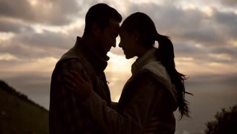 Caminata-En-Pareja,-Silueta-Y-Amor-Con-Toque-De-Cabeza